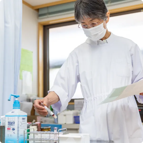 検体を手に取り確認する医療スタッフ
