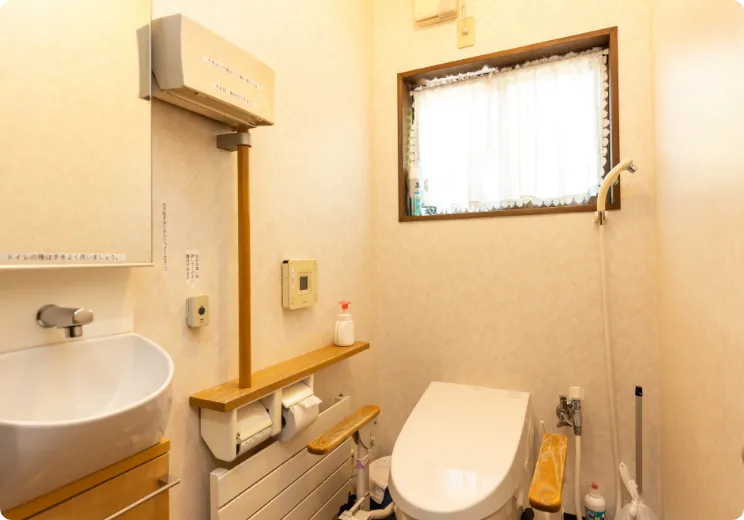 手すりやナースコールを完備したバリアフリーのトイレ設備