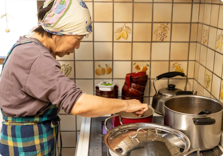 キッチンで心を込めて手料理を作る介護スタッフ