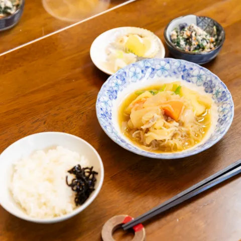 肉じゃがやご飯などバランスの取れた手作りのお食事